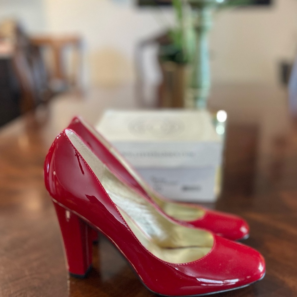 GORGEOUS SEXY RED PATENT LEATHER STEVE MADDEN HEELS